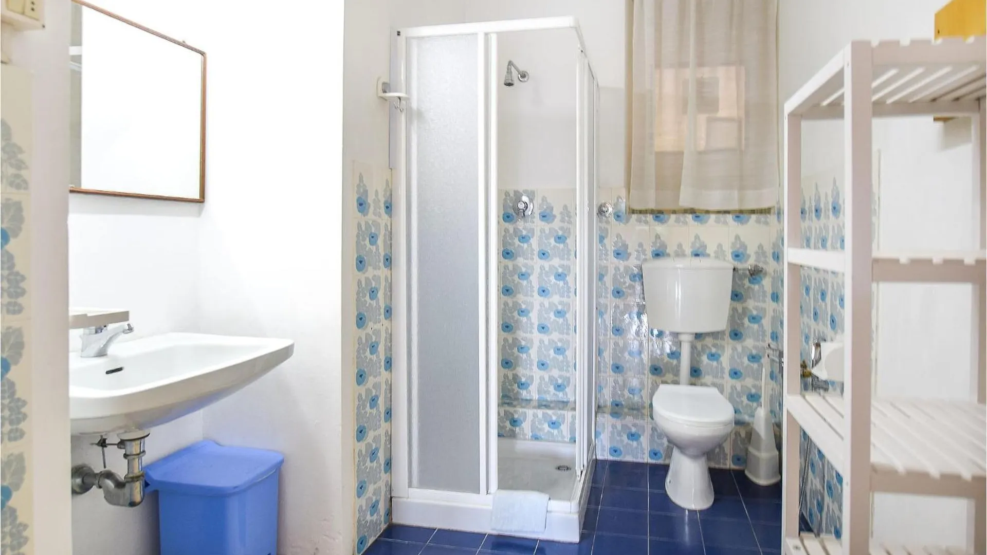 Beautiful Apartment In Barga With Kitchenette Italia